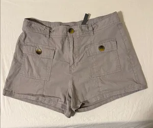Vuori Women's Taupe Cargo Shorts Large thumbnail 1