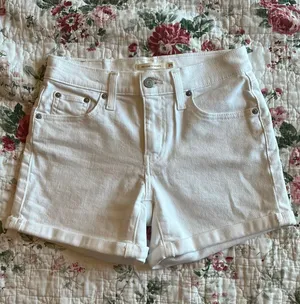 Levi’s White Mid-Length Shorts thumbnail 1