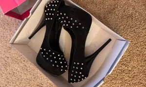 Spiked black pumps Size 9 thumbnail 1