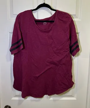 Old Navy Relaxed T-shirt Size XXL Maroon Short Sleeve Stripe Top Shirt thumbnail 1