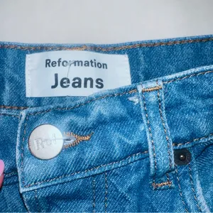 Reformation Jeans "Cynthia High relaxed" in Mykonos Blue Denim Jeans US26 thumbnail 6