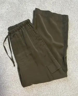 Old Navy Extra High Rise Wide Leg Cargo Pants thumbnail 1
