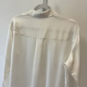 Uniqlo Womens Satin Long Sleeve Button Down Blouse Cream Off White 461887 Small thumbnail 5