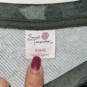 Secret‎ Treasures Cheetah Print Crewneck Sweatshirt. Size Small Green NWT thumbnail 7