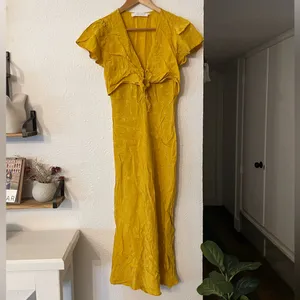 Astr Tie-Front Maxi Dress flutter sleeves Bright Yellow floral Size Small thumbnail 3