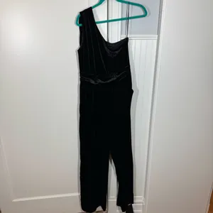 Tuckernuck HYACINTH HOUSE Black Velvet One Shoulder Araminta‎ Jumpsuit READ med. thumbnail 2
