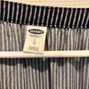 Old Navy Womens Large Navy Blue White Striped Short Sleeve V-Neck Rayon Blouse thumbnail 4