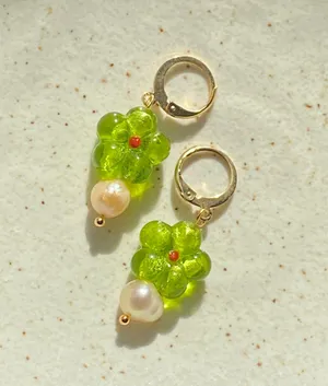 green flower glass beads & light pink freshwater peals boho fairy retro vintage chic style dangle earrings💐🩵 thumbnail 1