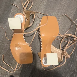 White and tan lace up heels Size 7.5 thumbnail 4