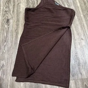 Pretty Little Things SHAPE CHOCOLATE BROWN TEXTURED ONE SHOULDER SPLIT SIDE TOP thumbnail 3