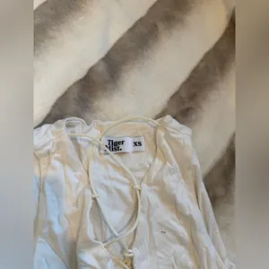 Tiger Mist White Sleeveless Crop Top with Cut Out thumbnail 4