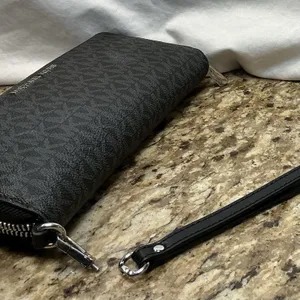 Michael Kors Jet Set Travel Black Signature Wallet 35H8STVT3B Strap Defect thumbnail 13