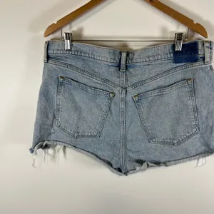 Abercrombie & Fitch The Mom Short High Rise Distressed Light Wash Denim Sz 33/16 thumbnail 5