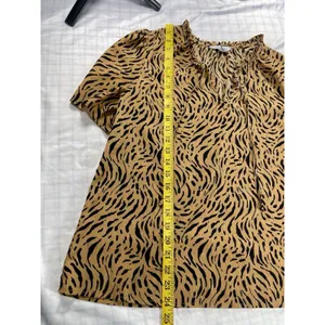 Nine West Women's Top Large Tan Black Tiger Print Short Sleeve Ruffle V-Neck L thumbnail 4