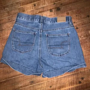 American Eagle high waisted cuffed size 4 mom shorts thumbnail 2