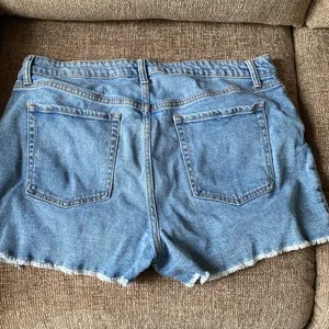 Wild Fable distressed high rise jean shorts size 16 thumbnail 2