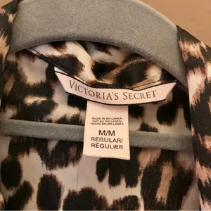Victoria’s Secret cheetah leopard animal print pajama top brown size medium FLAW thumbnail 4