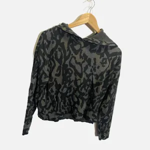 Anthropologie Kasia Knit‎ Hoodie Sweater Green Grey Animal Print Leopard Size M thumbnail 2