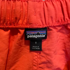 Patagonia - Barely Baggies 2.5” Neon Orange Athletic Outdoors Hiking Sports thumbnail 6