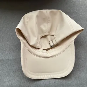 Alo Yoga Satin Off-Duty Cap Crème thumbnail 7