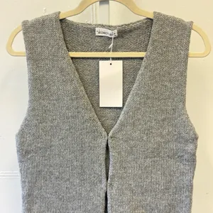 NWT Rumours Women's Grey Knit V-Neck‎ Sweater Vest Sleeveless Minimalist Size M thumbnail 3
