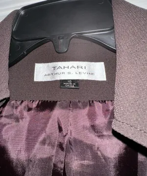 Tahari Arthur S. Levine Classic Blazer Single Breasted blazer is a size 10. thumbnail 4