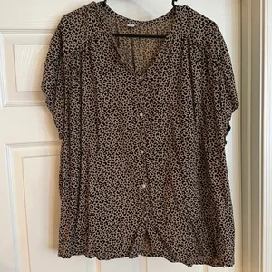 Old Navy Leopard Button Up Top thumbnail 2