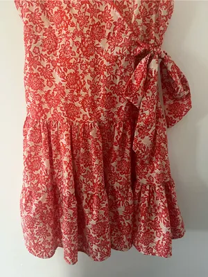 Red Cream Floral Wrap Mini Dress Small Tie Waist Beachy Resort Vacation Summer thumbnail 3