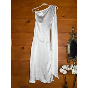 NWT Lulus Reglan White Satin One-Shoulder Sash Midi Dress Banquet Gala Size XS thumbnail 2