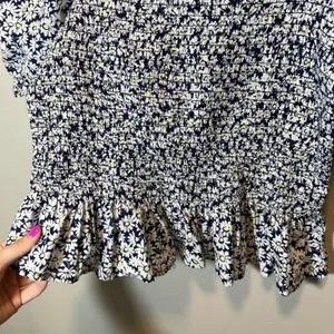J. Crew Puff Sleeve Smocked Peplum Daisy‎ Floral Top Navy White Cotton Medium thumbnail 4