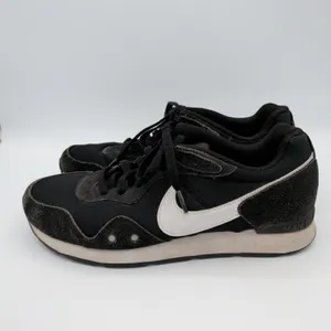 Nike Venture‎ Runner Womens 9.5 Black White Suede Mesh Sneakers CK2948-001 thumbnail 2