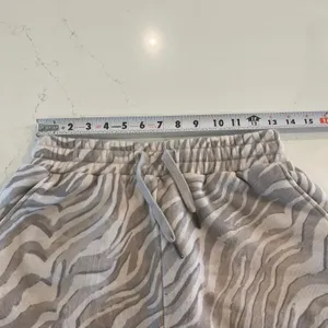 Sweaty Betty Essentials Shorts Light Grey Zebra Print‎ Size Small thumbnail 8