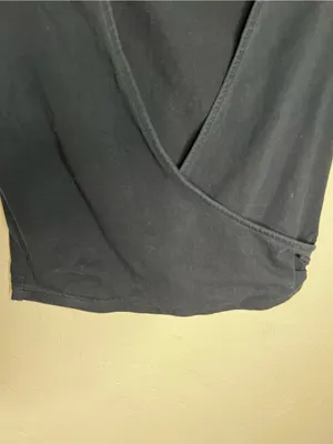 Sunday Best Aritzia Black Faux Wrap Cropped V-Neck Short‎ Sleeve Top thumbnail 3