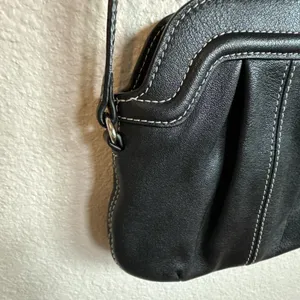 Levenger Carezza On-the-Town Black Leather Pouch Cross Body/Shoulder Bag in EUC‎ thumbnail 5
