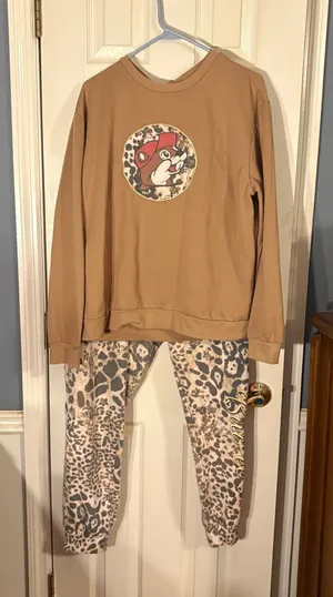 Buc-ee's Leopard Print Graphic Sweatshirt XL and Jogger Lounge pants L Set thumbnail 1