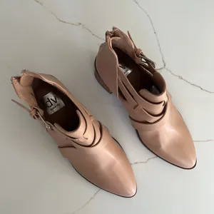 DV by Dolce Vita Drako Strapy Ankle Boots 8 Tan Booties Stacked Heel Vegan thumbnail 7