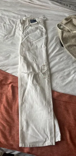 Old Navy size 4 white jeans thumbnail 1