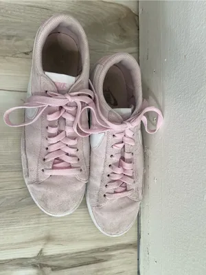 Women's Pink Suede Low-Top Nike Sneakers thumbnail 2