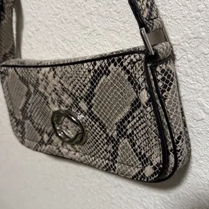 Topshop Finley Faux‎ Snakeskin Baguette Shoulder Bag Grey Black Snake Print thumbnail 5