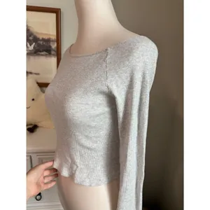 Brandy Melville Cropped Top Heather Gray Ribbed Knit Long Sleeve Boat Neck Basic thumbnail 2