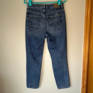 American Eagle Distressed Mom Jean Size 4 Regular thumbnail 2