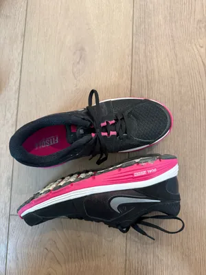 Pink and black Nike running shoes thumbnail 3