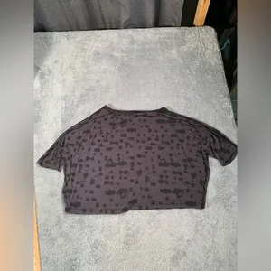 Lululemon Black gray Patterned tee shirt Top cropped thumbnail 8