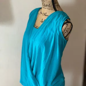 Flowing front with a simple back tank top ~ good condition Blue thumbnail 5