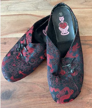 TUK 10 red black brocade Chinese slip-on shoes mule flats slipper Asian thumbnail 1