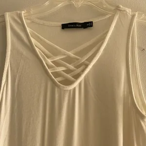 Doe & Rae White Ribbed Criss Cross Neckline Tank Top Size Small thumbnail 4