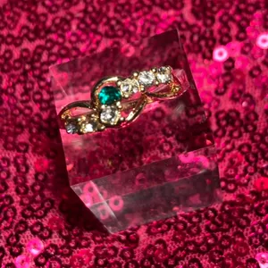 Boutique Womens Ring Size 7 Gold Jewelry Emerald Green Crystal Silver Encrusted Bling Y2K thumbnail 5