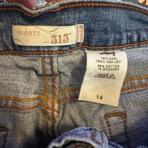 Levi’s Y2K Vintage blue Jean "mom" denim shorts with 5 pockets Size 14 thumbnail 3