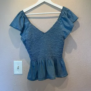 GAP Women’s Denim Smocked V Neck Ruffle Sleeve Top Size Medium thumbnail 12
