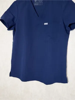 Figs Women’s Catarina Scrub Top V-Neck Shortsleeve in Navy S thumbnail 5